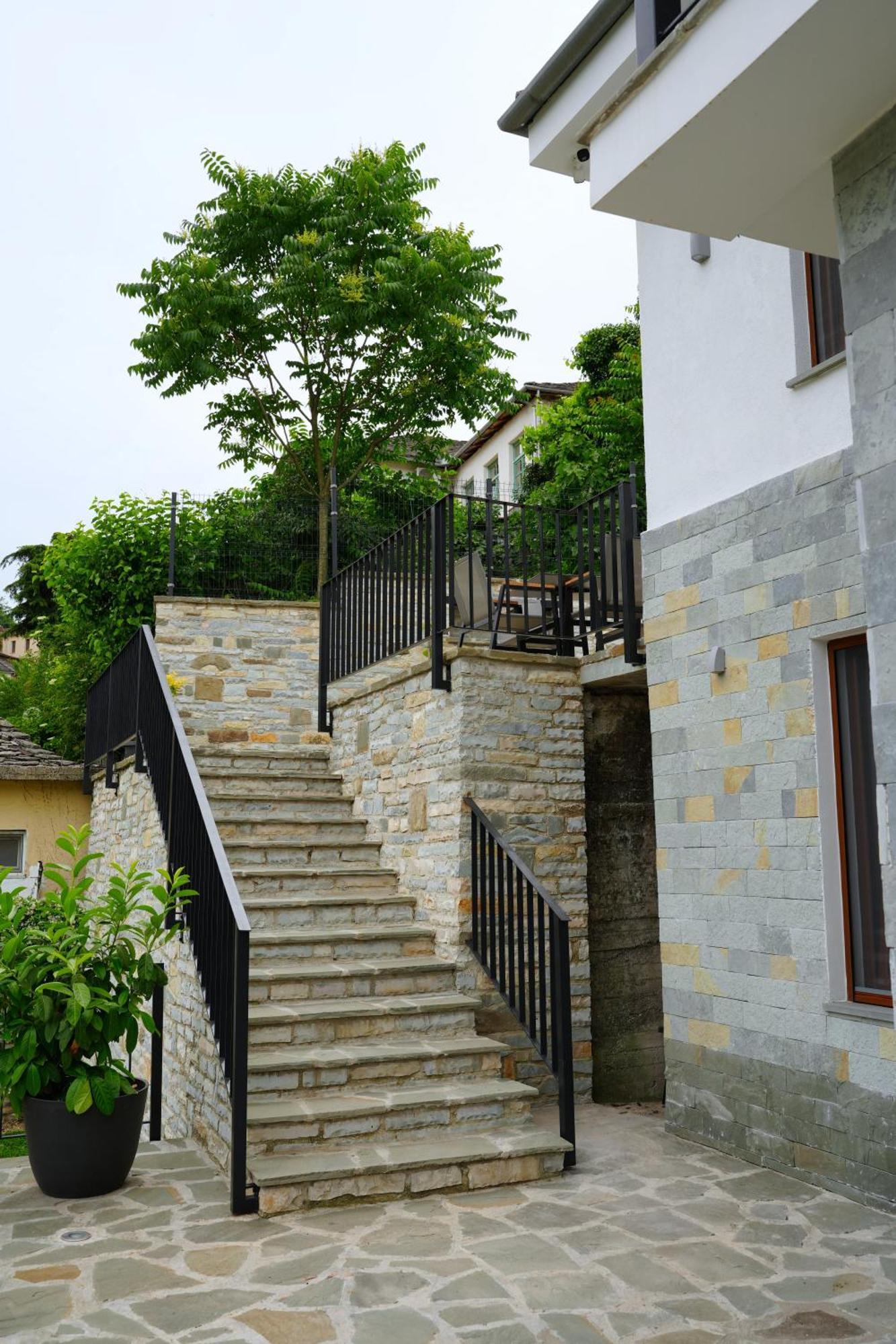 Castlefront Villa จีโรคาสเตอร์ ภายนอก รูปภาพ